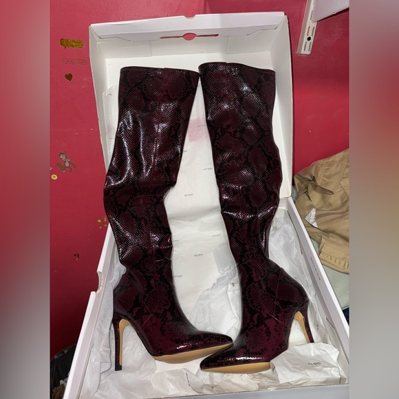 Never worn! Brand new snake synthetic leather. Size 5 - Picture 3 of 6